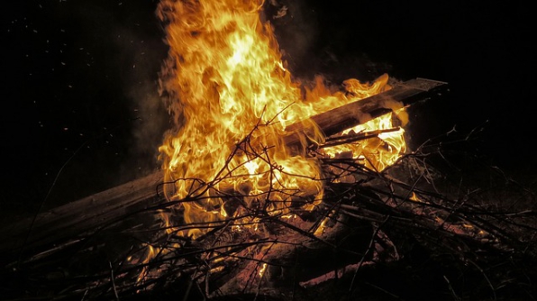 Osterfeuer auf der Hanseatenkampfbahn