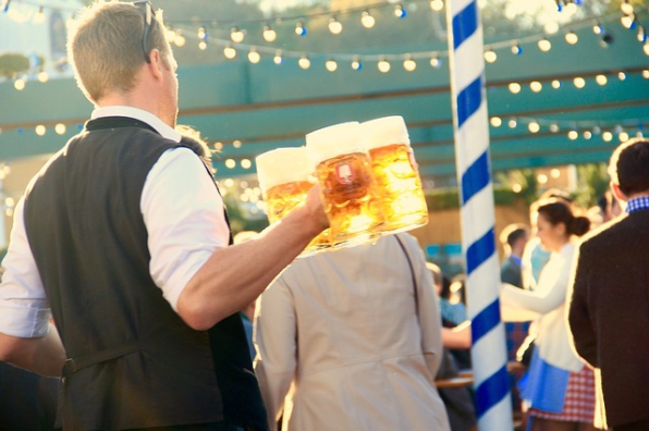 Musik und Tanz mit Speiß und Trank wie die Bayern ...