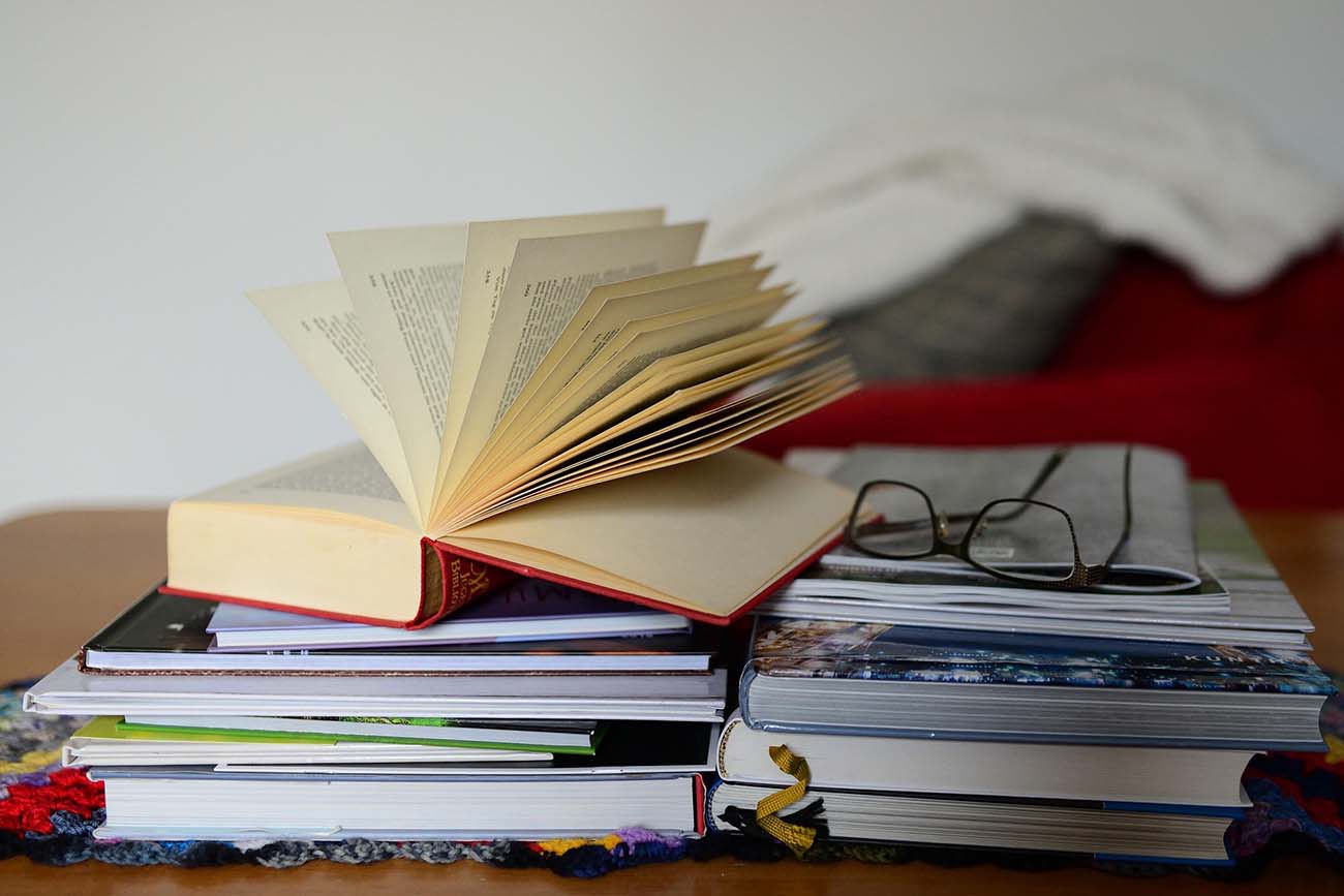 buchstapel-books-5899470-3x2-1300px