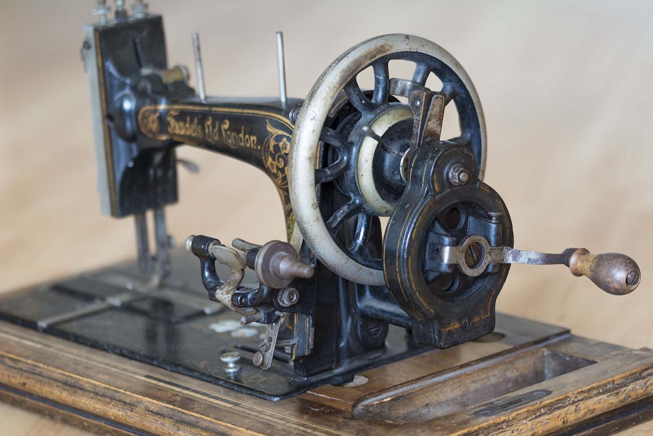 sewing-machine-1252376-1300px